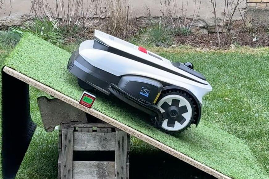 Mähroboter mit Zweiradantrieb oder Dreiradantrieb im Test auf dem hang mit fast 50 % (25, 45 Grad) Steigung, fährt steilen Gartenhang Testrampe bergauf